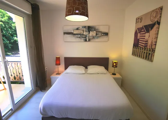 Appartement 90 M2 Avec Parking Terrasse Balcons, Proche Du Port Et Plages