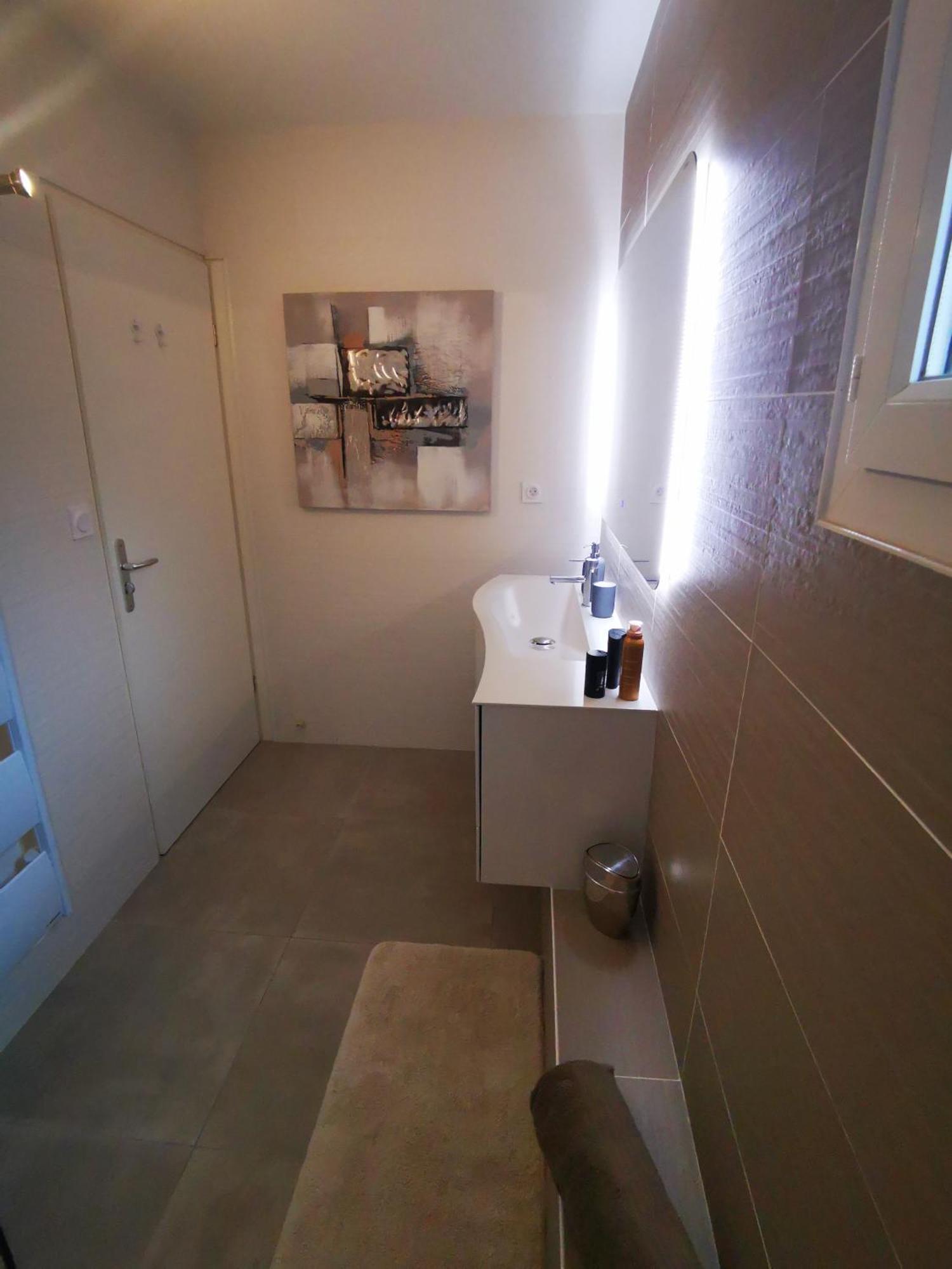 90 M2 Avec Parking Terrasse Balcons, Proche Du Port Et Plages Apartment