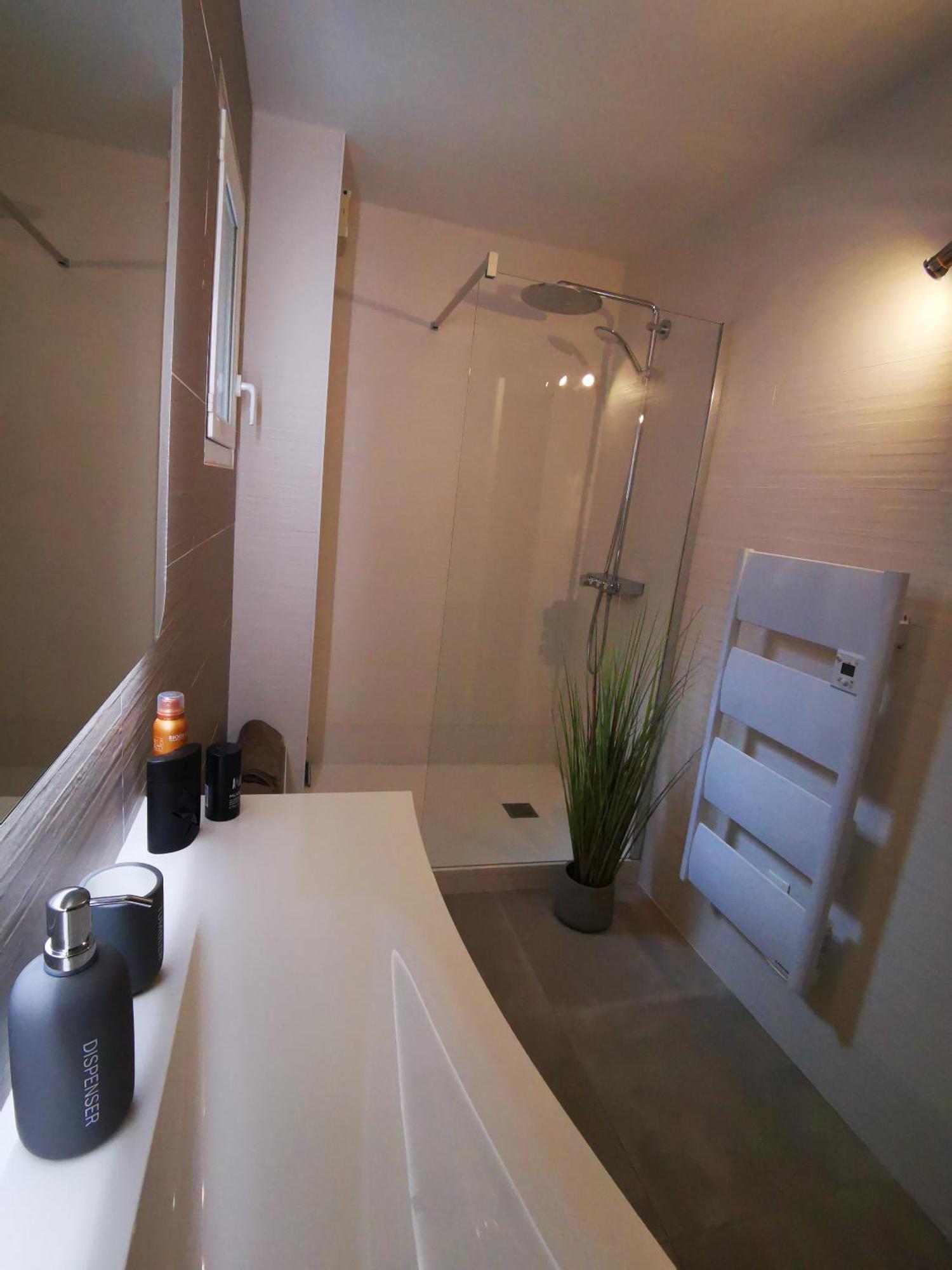 90 M2 Avec Parking Terrasse Balcons, Proche Du Port Et Plages Appartement *