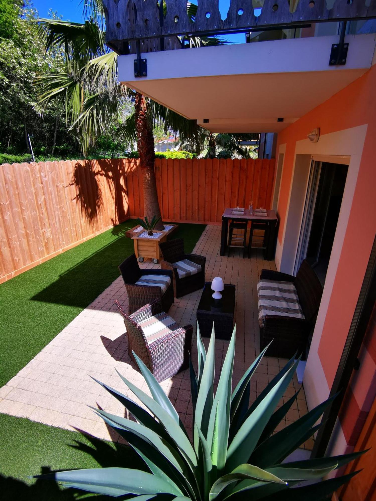 90 M2 Avec Parking Terrasse Balcons, Proche Du Port Et Plages *